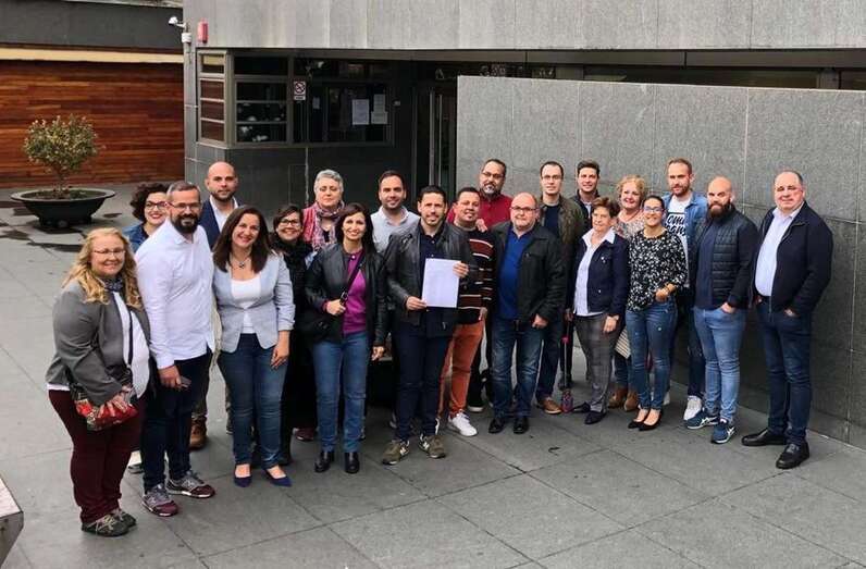 El candidato a la Alcaldía, Héctor Suárez, con miembros de su lista electoral, tras su registro (Foto TA)